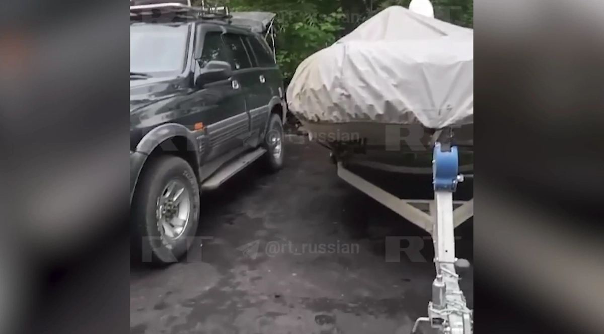 Погибший в Охотском море Сергей Пичугин показал лодку, на которой они отправились на рыбалку. Обложка © Telegram / RT