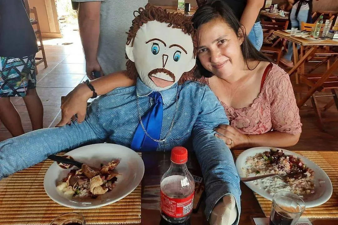 Тряпичного супруга для женщины сшила её мать. Обложка © Instagram (признан экстремистской организацией и запрещён на территории Российской Федерации) / meirivone_santinha