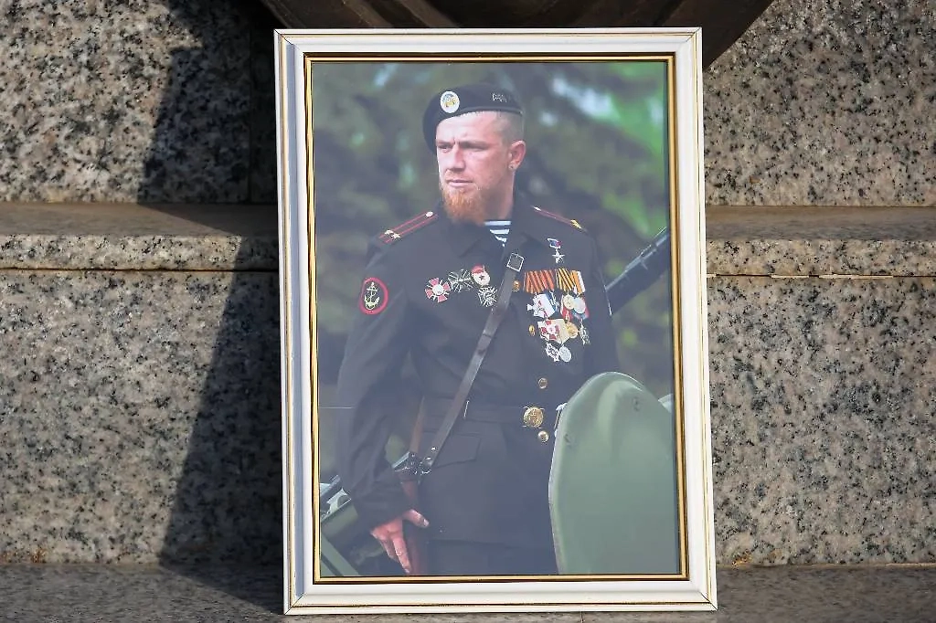 Портрет Моторолы у памятника Александру Невскому в Мелитополе. Обложка © ТАСС / Александр Полегенько