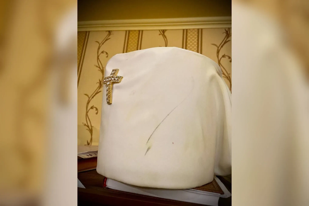 Клобук митрополита Феодосия после нападения. Обложка © Telegram / Черкасский благовестник