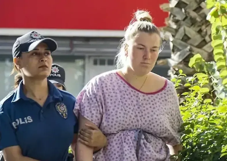 Екатерина Бурнашкина, бросившая ребёнка в аэропорту. Обложка © DHA