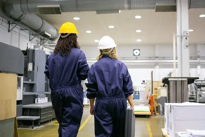 Рабочие предприятия. Обложка © freepik / pch.vector