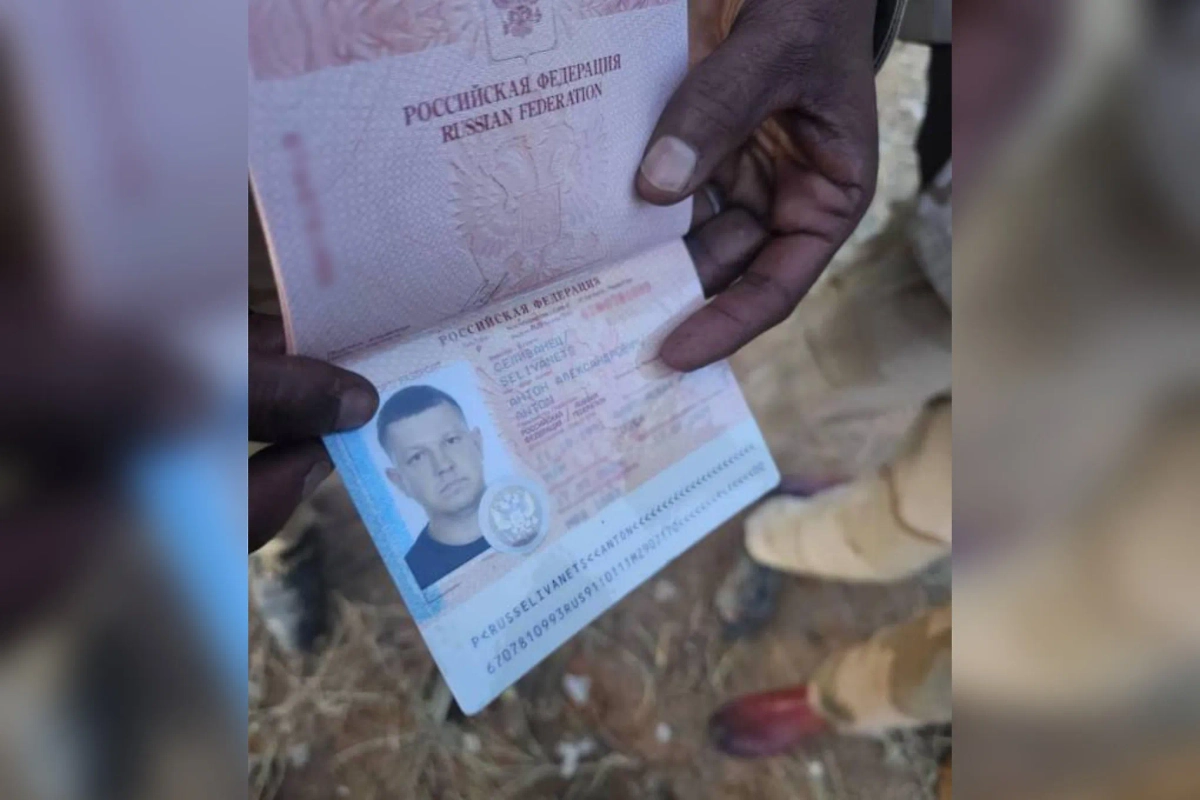 Документы Антона С., найденные на месте крушения самолёта в Судане. Обложка © X / Hisham