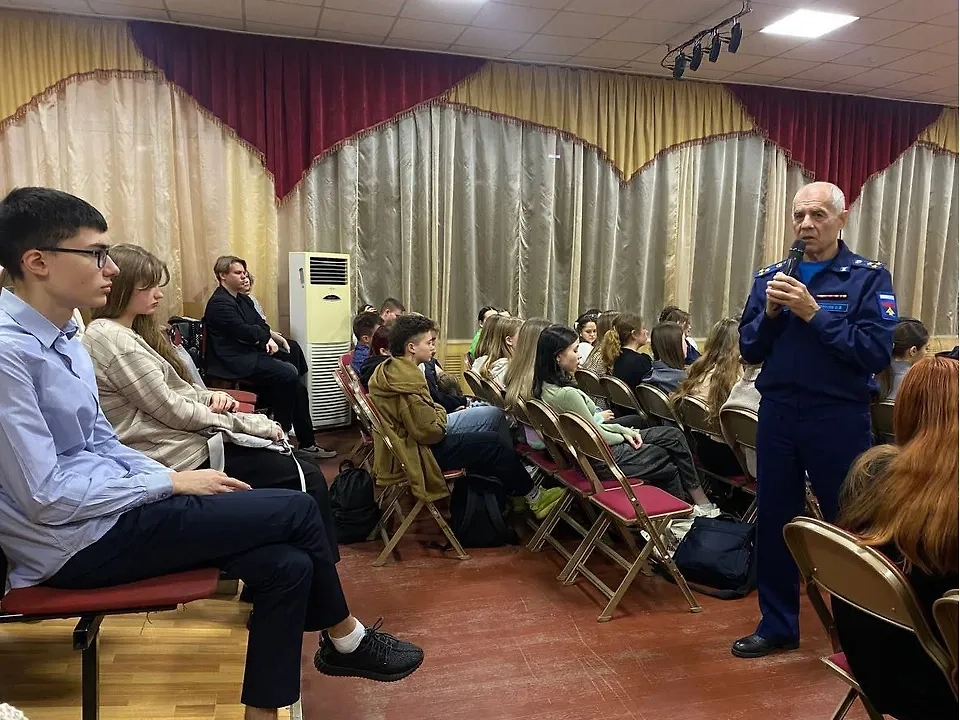 Вячеслав Шевяков на уроке мужества в серпуховском Губернском колледже. Обложка © VK / ГАПОУ МО «Губернский колледж»