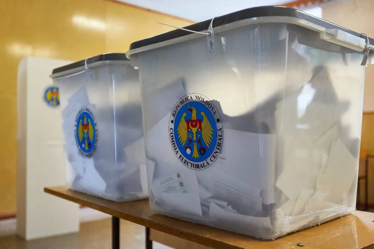 Запад закроет глаза на любые нарушения ради того, чтобы Санду выиграла второй тур. Фото © Getty Images / Pierre Crom