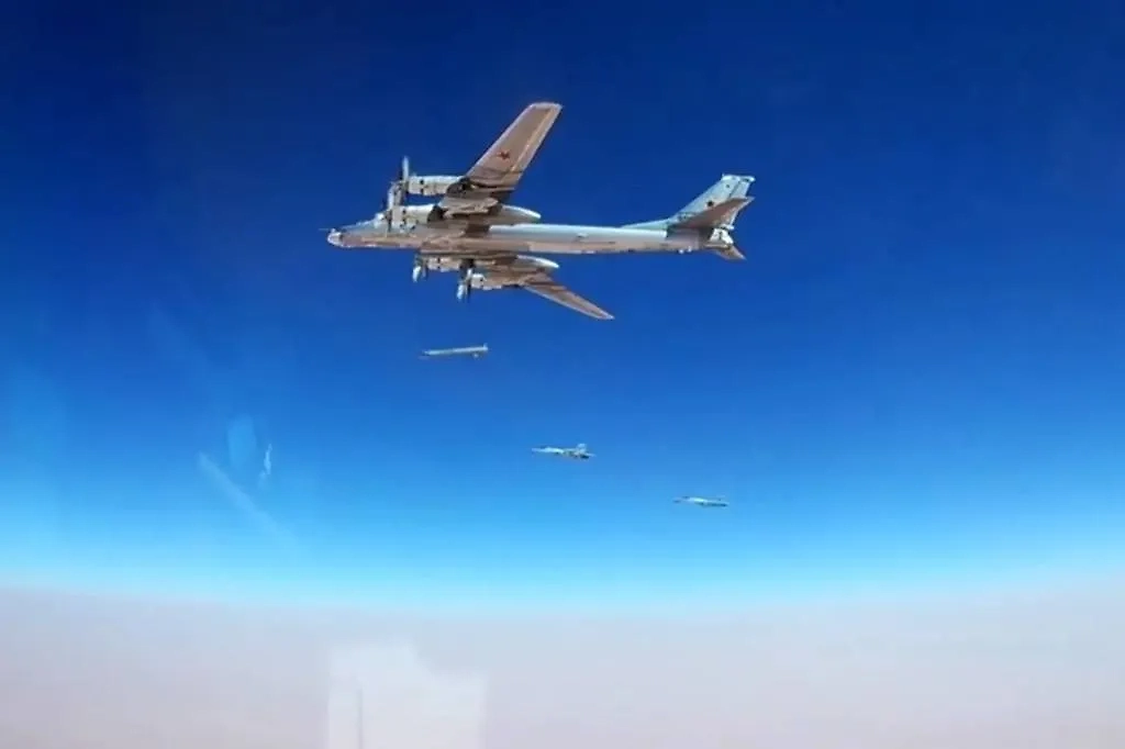 Модернизированный стратегический ракетоносец-бомбардировщик Ту-95МСМ дальней авиации Воздушно-космических сил России наносит удары крылатыми ракетами воздушного базирования (КРВБ) Х-101. Фото © ТАСС