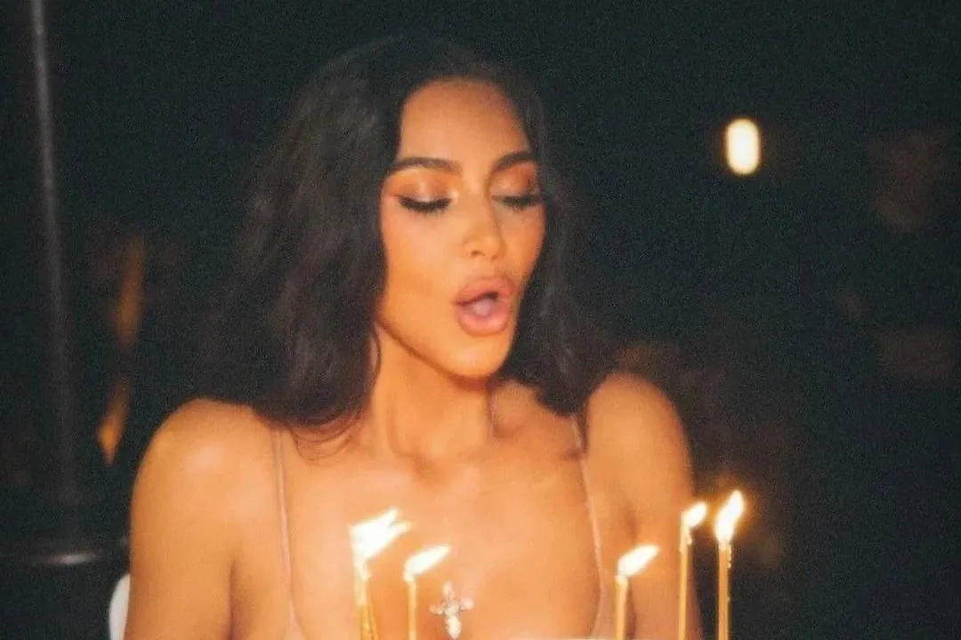 Ким Кардашьян задувает свечи в честь своего дня рождения. Обложка © Instagram (признан экстремистской организацией и запрещён на территории Российской Федерации)/ kimkardashian