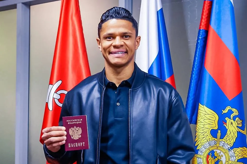 Футболист «Зенита» Дуглас Сантос получил российский паспорт. Обложка © ТАСС / ФК «Зенит» / Мурад Багандов