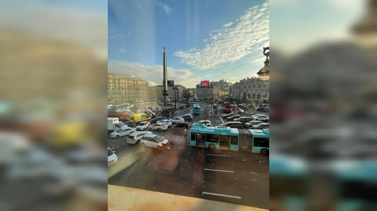 Массовая авария с автобусом в Санкт-Петербурге. Обложка © Telegram / Мегаполис | ДТП и ЧП | Санкт-Петербург | Питер