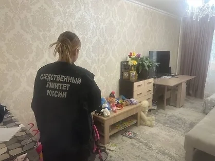 Следователи осматривают квартиру женщины, которая пыталась задушить свою дочь. Фото © СК по Курской области