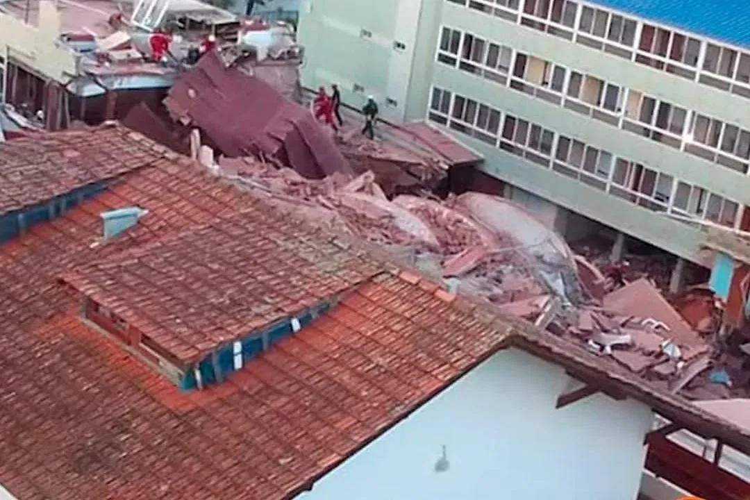 В Буэнос-Айресе из-под обрушившегося отеля спасли женщину. Фото © Instagram (признан экстремистской организацией и запрещён на территории Российской Федерации)/ eldocetv