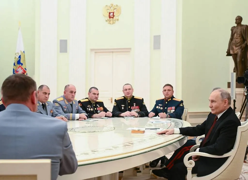 Президент России Владимир Путин во время встречи в Кремле с командирами подразделений, участвующих в специальной военной операции. Обложка © Владимир Астапкович/POOL/ТАСС 