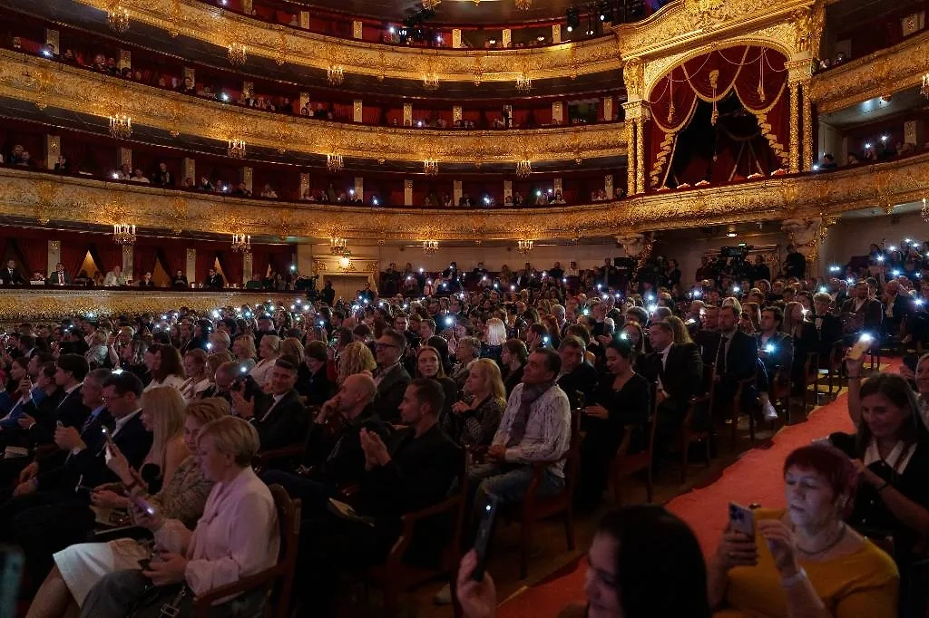 На церемонии зажигались телефонные фонарики. Фото © Пресс-служба VK