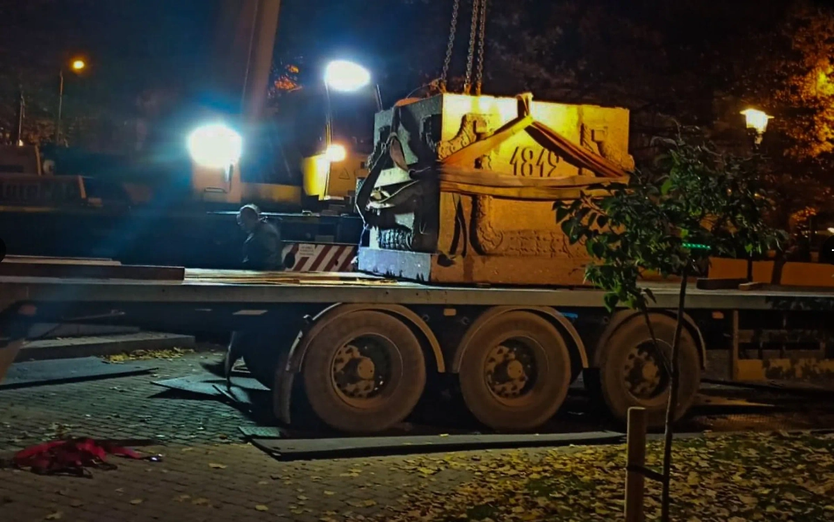 Монумент убрали вместе с постаментом. Фото © x.com/EdvardsRatnieks