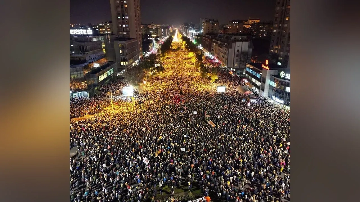 В Сербии тысячи человек вышли на протесты из-за трагедии на вокзале в Нови-Саде. Обложка © X / SanelaJS