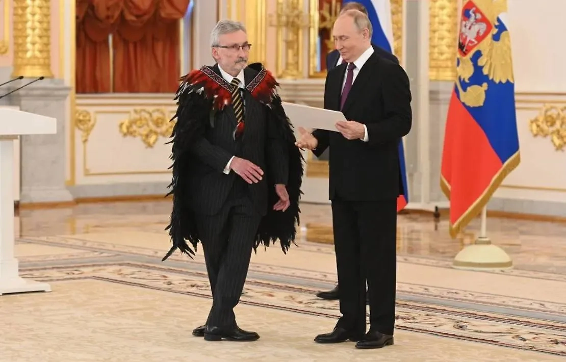 Посол Новой Зеландии в какахе и Владимир Путин. Обложка © Life.ru