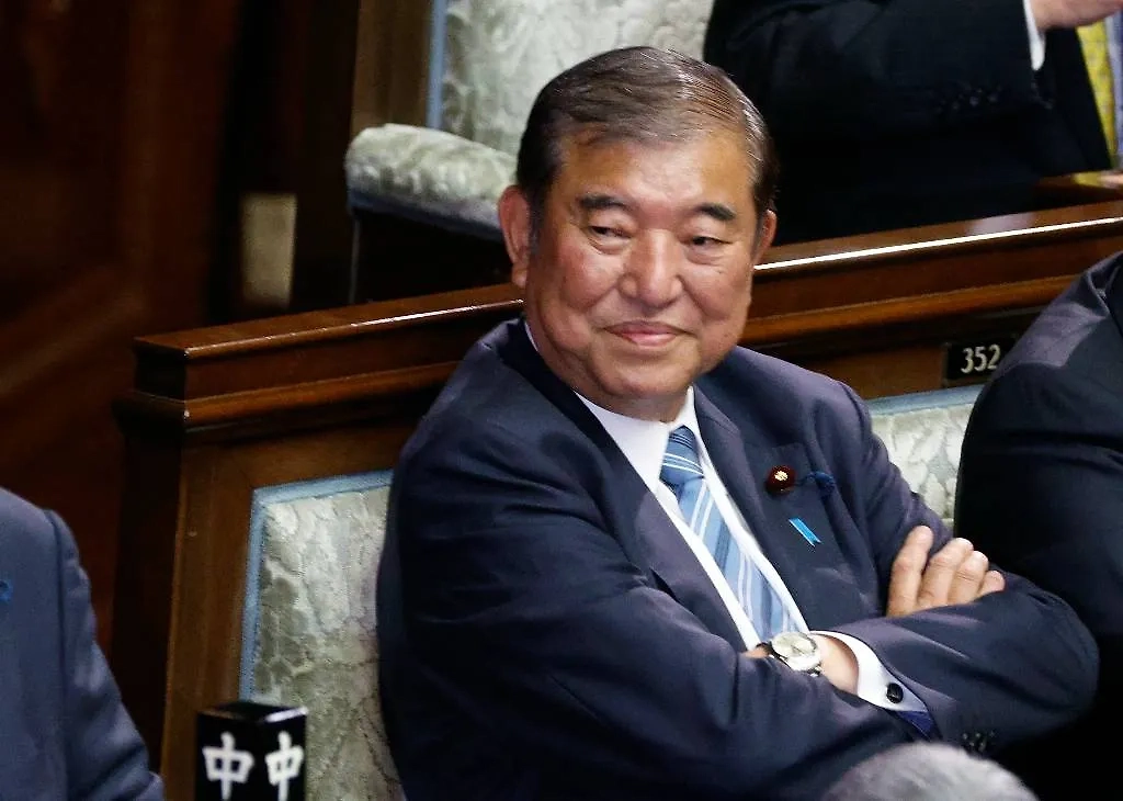 Сигэру Исиба во время голосования во втором туре выборов премьер-министра Японии. Фото © EPA/FRANCK ROBICHON