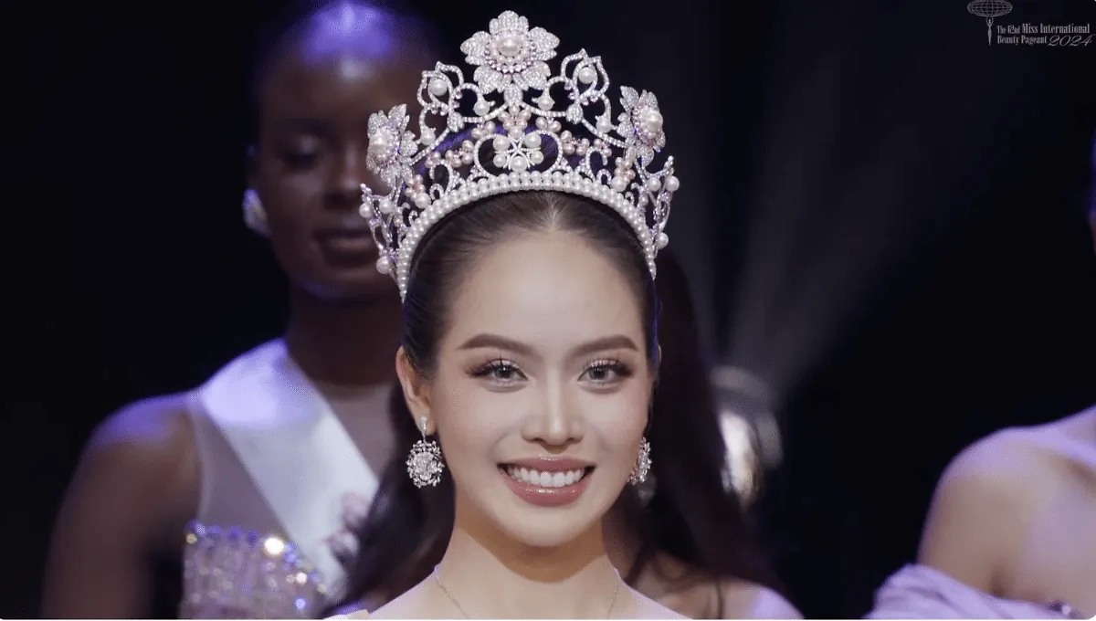 22-летняя модель из Вьетнама Хюинь Тхи Тхань Тхюи. Кадр из видео © Miss International / YouTube