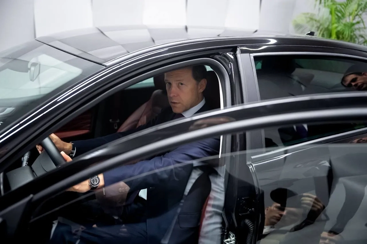 Первый вице-премьер России Денис Мантуров протестировал Lada e-Aura. Фото © Telegram / Правительство России