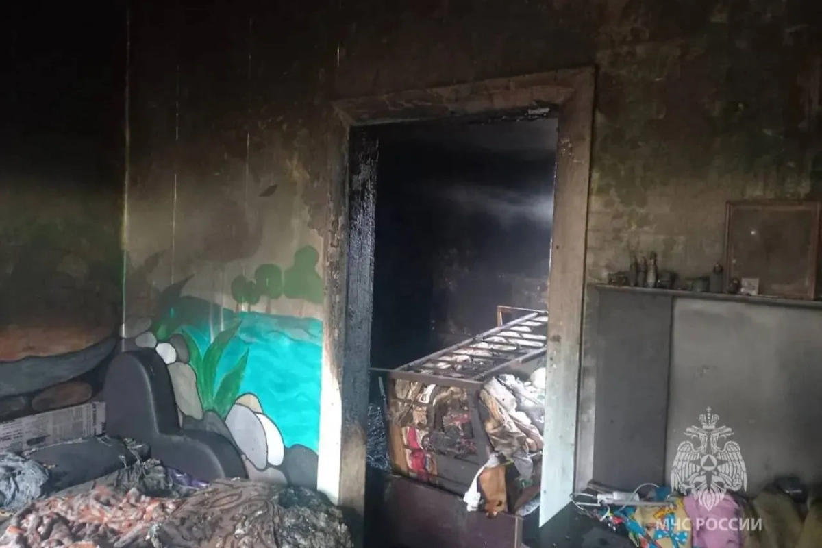 Последствия пожара в доме, где погибли двое маленьких детей. Обложка © Telegram / МЧС России