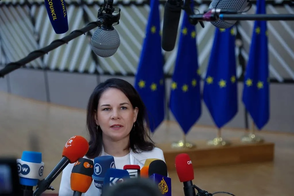 Министр иностранных дел Германии Анналена Бербок на пресс-конференции перед встречей министров иностранных дел стран ЕС 18 ноября. Фото © AP/TASS