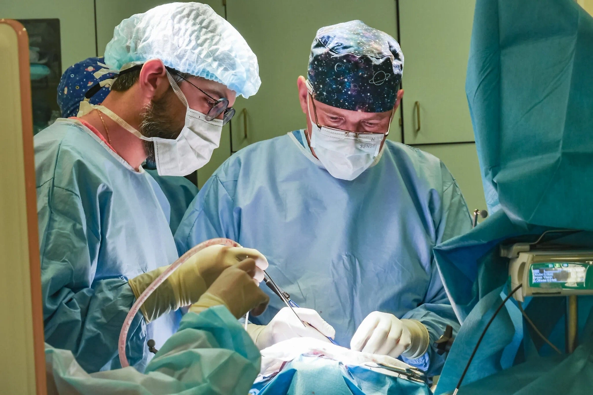 Нейрохирурги вводят препарат в мозг. Фото © «Круг добра»