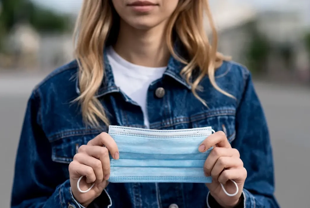 Длительное ношение медицинской маски может влиять на настроение. Обложка © freepik.com / freepik