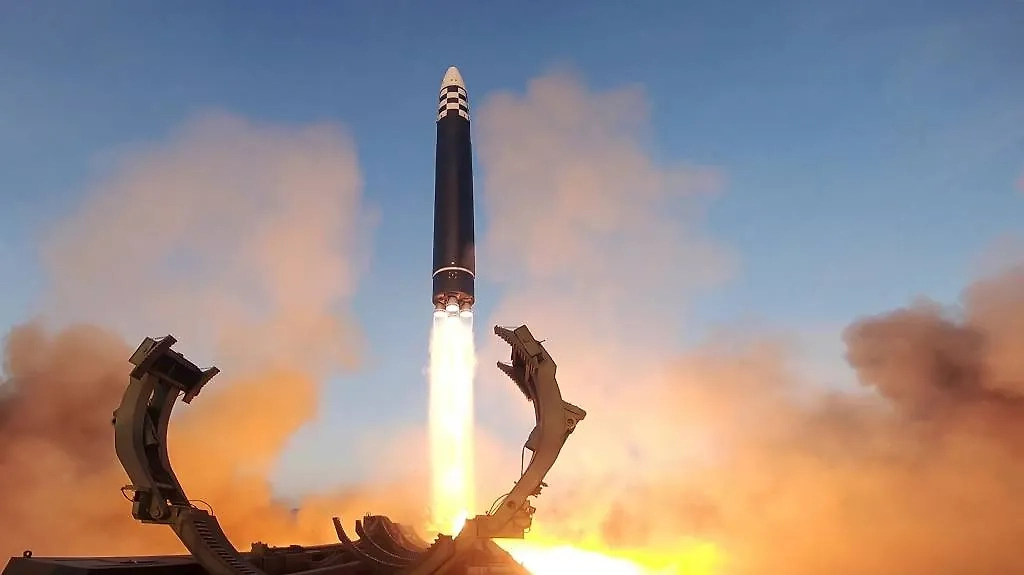 Во время запуска межконтинентальной баллистической ракеты (МБР) «Хвасон-17». Фото © ТАСС / AP