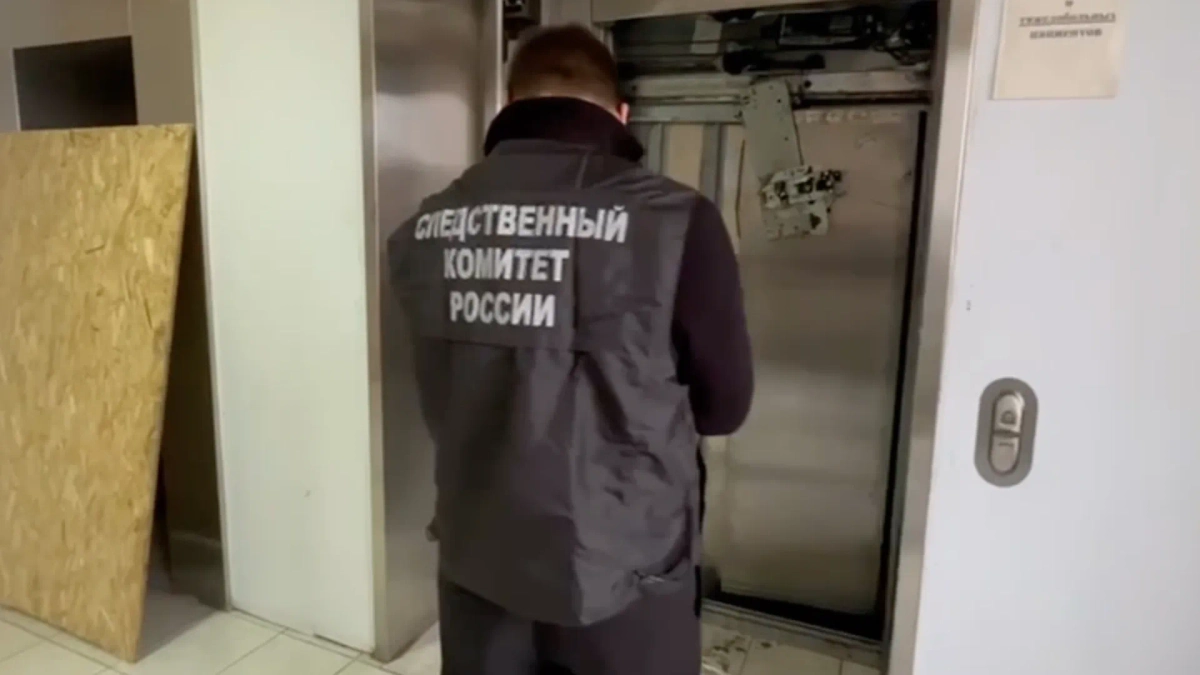 Следователь на месте гибели лифтёра. Фото © Telegram / ГСУ СК России по Санкт-Петербургу