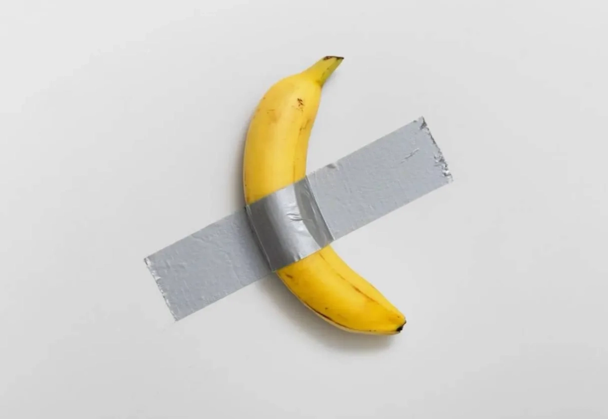 Приклеенный скотчем к стене банан. Обложка © Х / Sotheby's