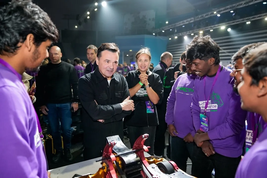 Губернатор Подмосковья Андрей Воробьёв общается с участниками «Битвы роботов». Фото © Пресс-служба губернатора Московской области