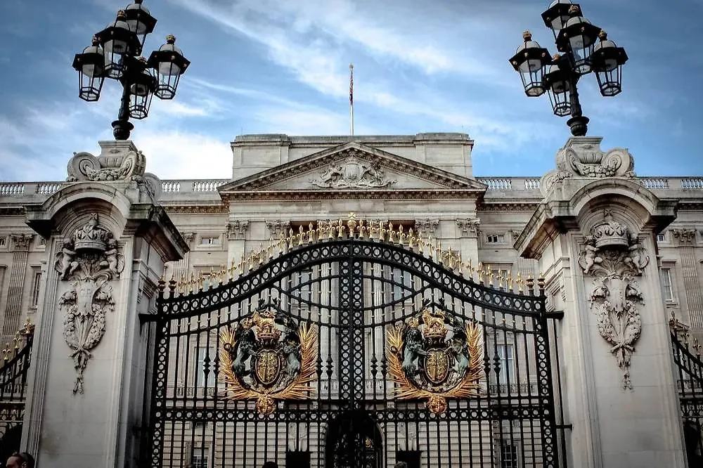 Ворота Букингемского дворца. Обложка © Shutterstock / FOTODOM / Victoria Shabanova