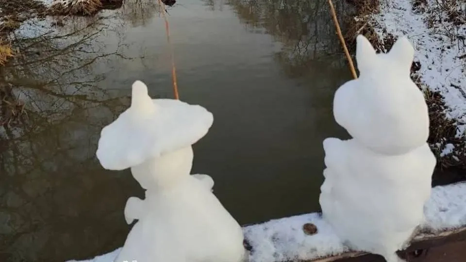 Снусмумрик и Муми-тролль рыбачат в парке Яуза. Обложка © Telegram / Москва 125