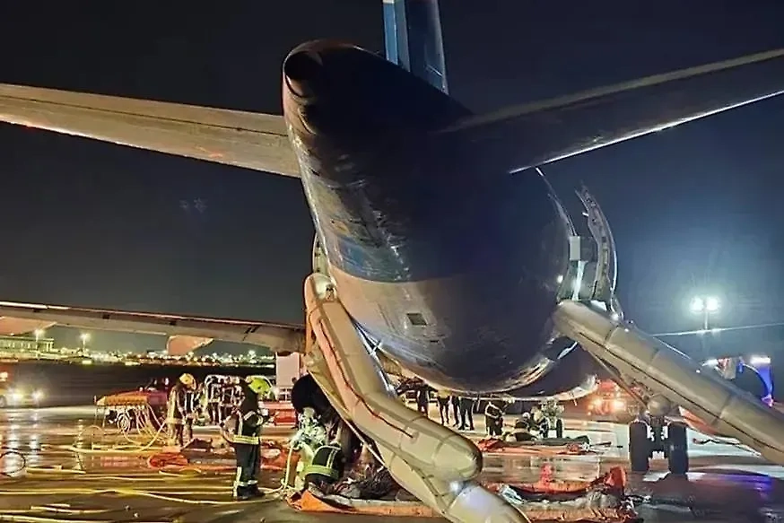 Загоревшийся в Анталье SSJ-100. Фото © Life.ru