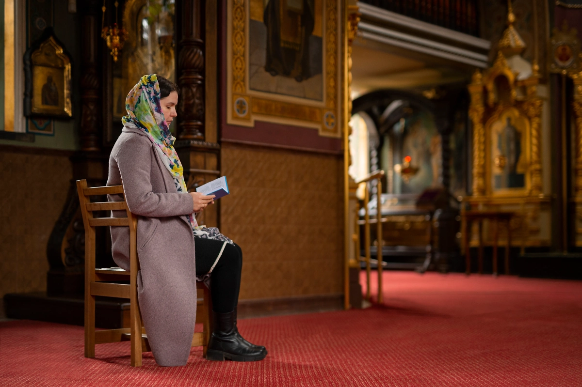 Если у женщины нет юбки, это не повод отказываться от посещения церкви. Обложка © freepik.com / freepik