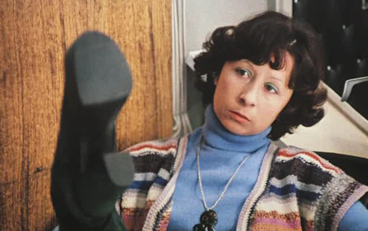 Верочка в исполнении Ахеджаковой. Кадр из фильма «Служебный роман», режиссёр Эльдар Рязанов, сценаристы Эмиль Брагинский, Эльдар Рязанов / Kinopoisk