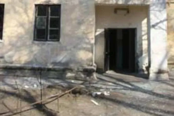 Последствия взрыва бомбы, заложенной в клумбе. Фото © kremenchug.ua