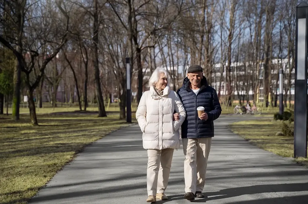 В России существует множество льгот и выплат для пенсионеров. Обложка © freepik.com / freepik