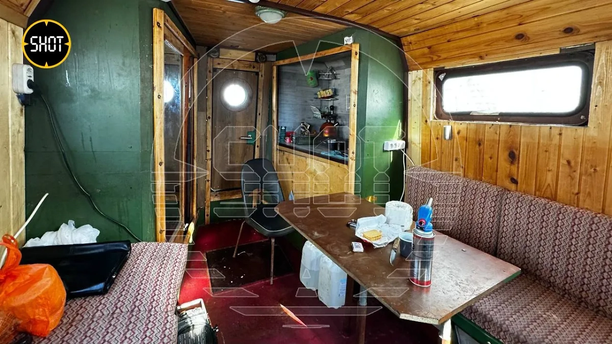 Лодка «Боец», на которой плыли туристы, чуть не утонувшие в Баренцевом море. Фото © SHOT