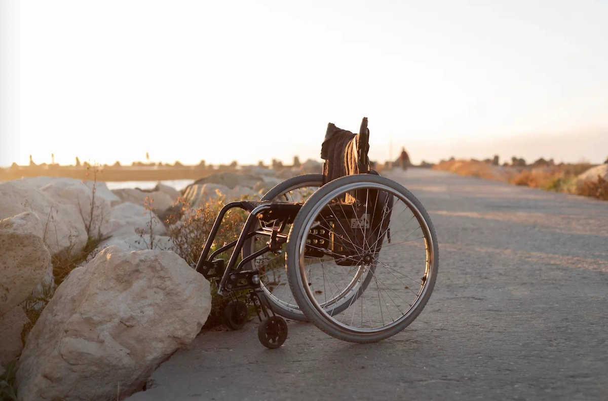 Болезнь приводит к потере связи между мозгом и мышцами, что в конечном итоге лишает пациентов подвижности. Обложка © freepik.com / freepik