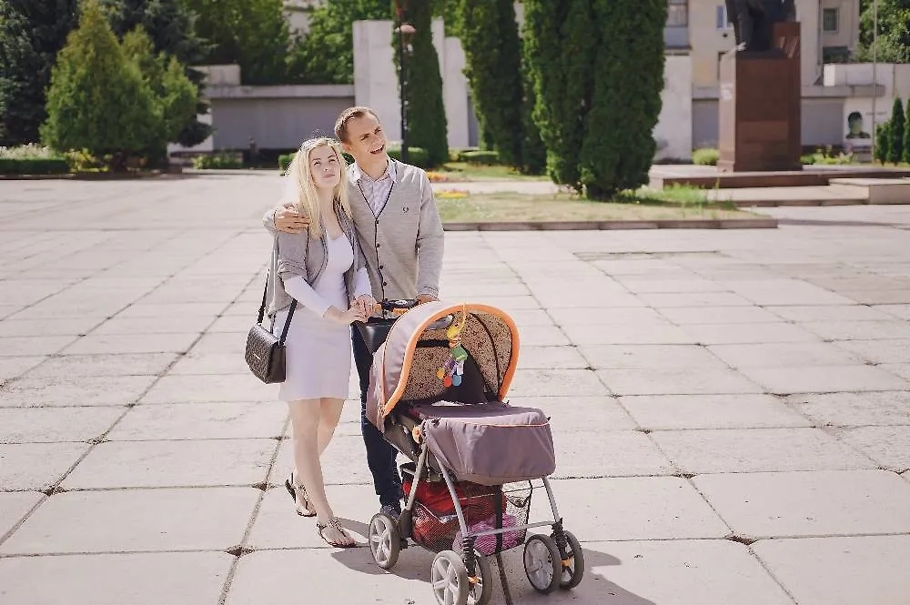 Родители гуляют с новорождённым ребёнком. Обложка © freepik / prostooleh