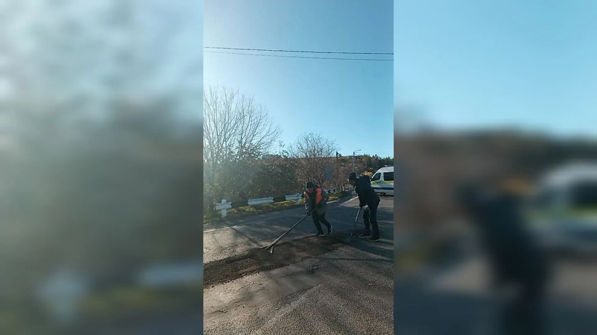 Рабочие на мосту Рыбинца — Резина в день выборов. Фото © Telegram / «Sputnik Молдова»