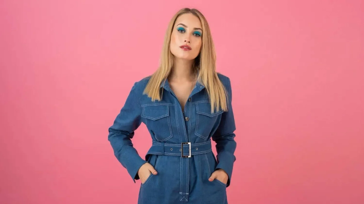 Денимовые платья-рубашки станут основой тренда в 2025 году. Фото © Freepik 