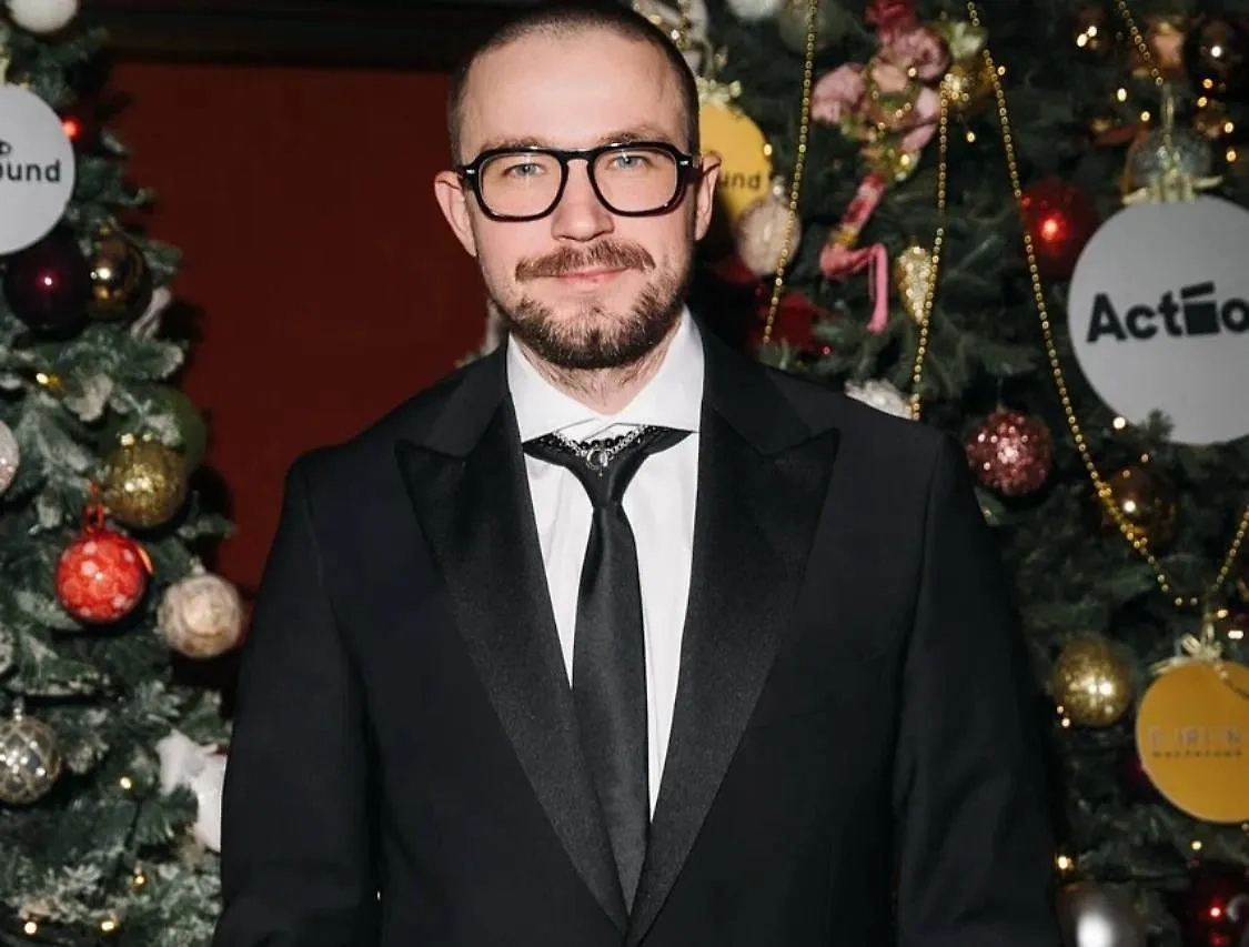 Актёр появился на публике с новой прической. Обложка © Instagram (признан экстремистской организацией и запрещён на территории Российской Федерации) / actorsashapetrov