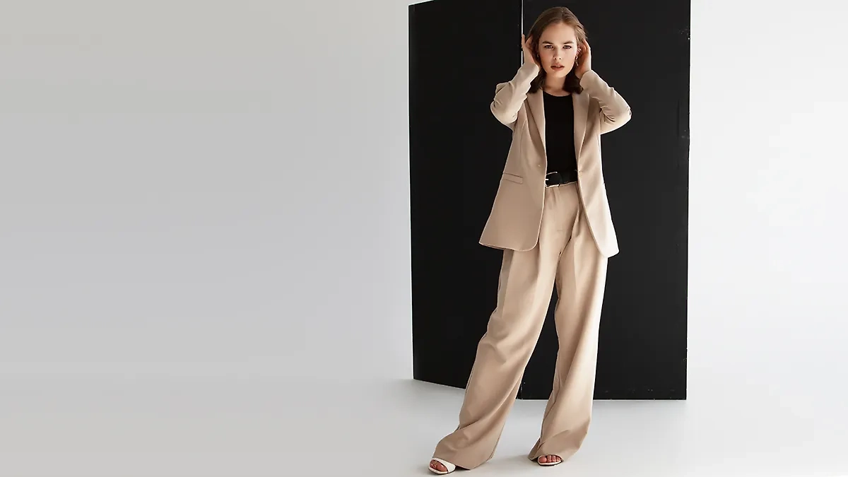 Брюки свободного кроя: модный тренд 2025 года. Фото © Shutterstock / FOTODOM / Re_sky