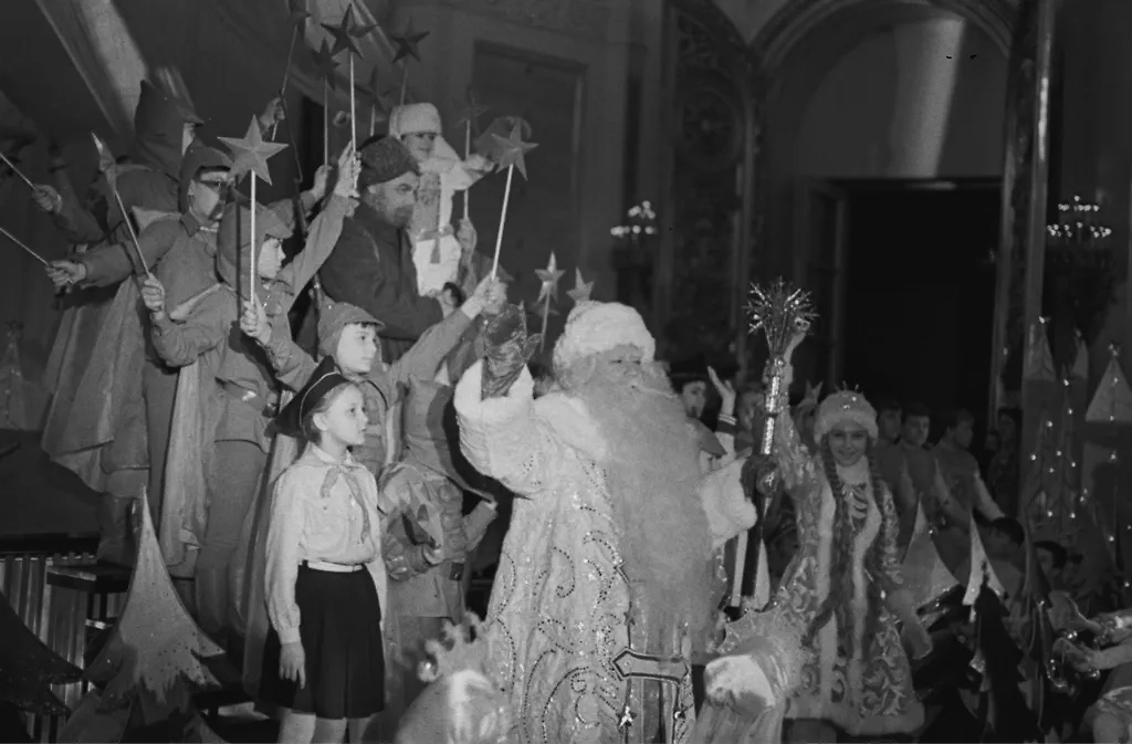 Дед Мороз и Снегурочка в Кремлёвском дворце съездов: как встречали Новый год в СССР. Фото © ТАСС / Виктор Будан, Василий Егоров 