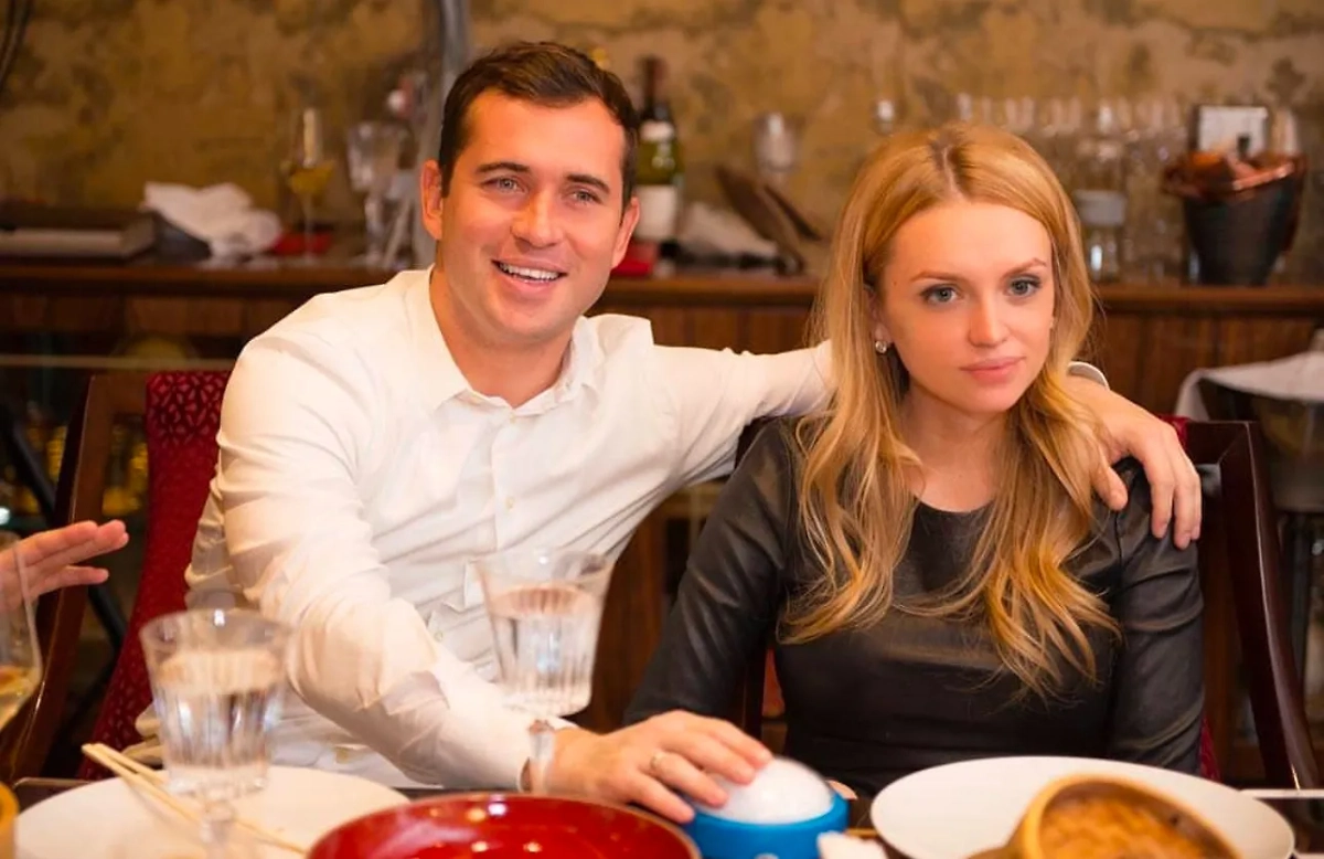 Милана Тюльпанова в компании Кержакова. Фото © Instagram (признан экстремистской организацией и запрещён на территории Российской Федерации) / mir_znamenitostei