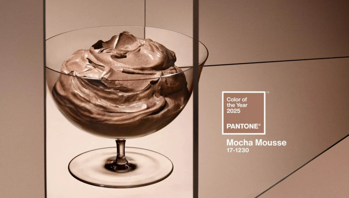 Цвет 2025 года по версии Pantone Mocha Mousse (мокко мусс). Обложка © Pantone 
