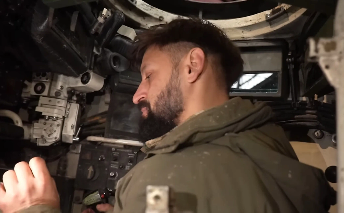 Машина эпохи 80-х годов уже не отвечает современным требованиям по защите и легко может стать добычей ПТУР и новых БОПС. Фото © YouTube / Крупнокалиберный переполох