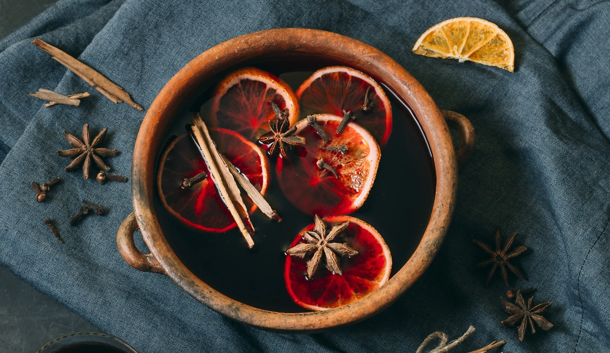 Пример подачи глинтвейна. Обложка © freepik.com / freepik